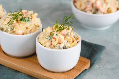 Geleneksel Polonya salatası ve pişmiş sebze ve mayonez..