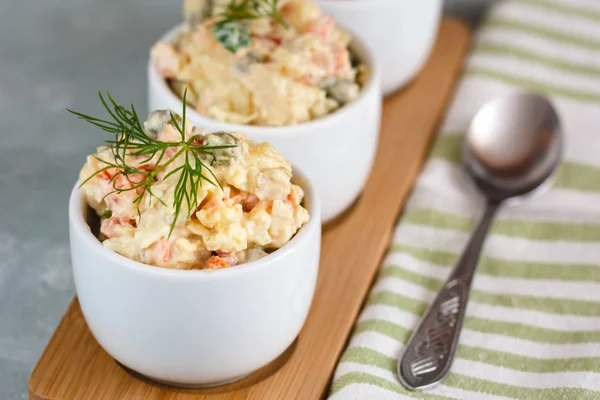Geleneksel Polonya salatası ve pişmiş sebze ve mayonez..