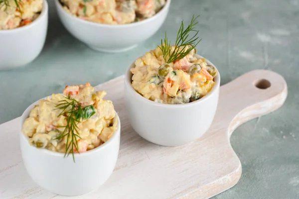 Geleneksel Polonya salatası ve pişmiş sebze ve mayonez..