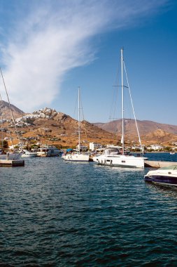 Livadi bağlantı noktası ve tepeler Serifos adasının görünümü. Yunanistan