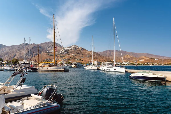 Θέα Προς Λιβάδι Λιμάνι Και Λόφους Του Νησιού Σέριφος Ελλάδα — Φωτογραφία Αρχείου