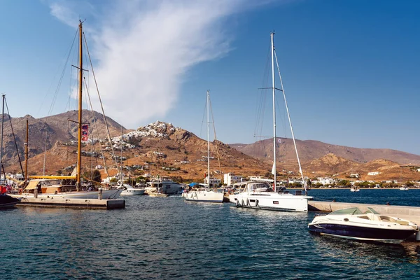 Θέα Προς Λιβάδι Λιμάνι Και Λόφους Του Νησιού Σέριφος Ελλάδα — Φωτογραφία Αρχείου