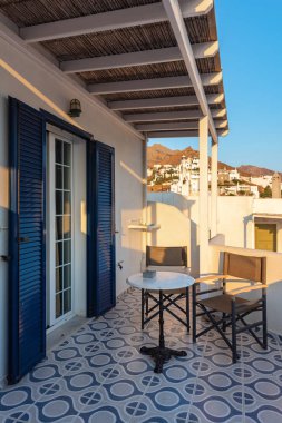 Serifos, Yunanistan - 10 Eylül 2018: Balkon tipik yaz apartman dairesinde Serifos Adası. Yunanistan