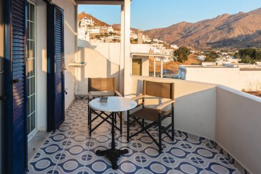 Serifos, Yunanistan - 10 Eylül 2018: Balkon tipik yaz apartman dairesinde Serifos Adası. Yunanistan