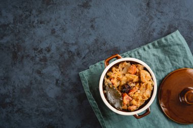 İnce kıyılmış lahana turşusu ve eti, mantar ve sosis taze lahana Bigos geleneksel Polonya yemeği. Yemektir Ayrıca Belarusça, Ukraynaca ve Litvanya mutfağı için geleneksel.