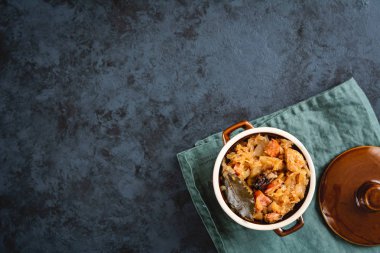 İnce kıyılmış lahana turşusu ve eti, mantar ve sosis taze lahana Bigos geleneksel Polonya yemeği. Yemektir Ayrıca Belarusça, Ukraynaca ve Litvanya mutfağı için geleneksel.