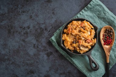 İnce kıyılmış lahana turşusu ve eti, mantar ve sosis taze lahana Bigos geleneksel Polonya yemeği. Yemektir Ayrıca Belarusça, Ukraynaca ve Litvanya mutfağı için geleneksel.