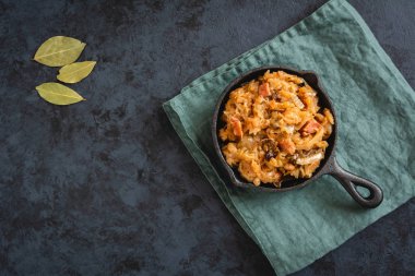 İnce kıyılmış lahana turşusu ve eti, mantar ve sosis taze lahana Bigos geleneksel Polonya yemeği. Yemektir Ayrıca Belarusça, Ukraynaca ve Litvanya mutfağı için geleneksel.