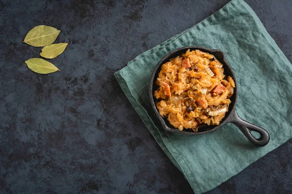 İnce kıyılmış lahana turşusu ve eti, mantar ve sosis taze lahana Bigos geleneksel Polonya yemeği. Yemektir Ayrıca Belarusça, Ukraynaca ve Litvanya mutfağı için geleneksel.