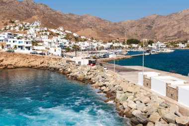 Görünümü Serifos Adası kasabada Livadi ve bağlantı noktası. Cyclades grubu Ege Denizi'nde. Yunanistan.