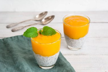Chia tohum puding mango püresi ile. Sağlıklı kahvaltı. Tatlı sağlıklı tatlı.