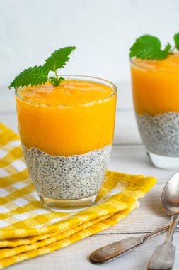Chia tohum puding mango püresi ile. Sağlıklı kahvaltı. Tatlı sağlıklı tatlı.