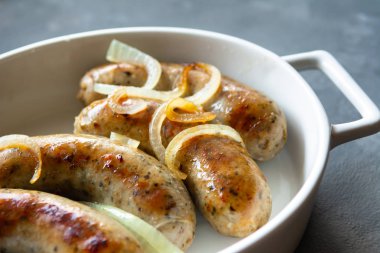 Beyaz sosis kızarmış soğan ve kurutulmuş erik ile.