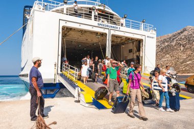 Sifnos, Yunanistan - 10 Eylül 2018: Turist Sifnos Adası feribot gemiden karaya. Cyclades