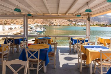 : Sifnos, Yunanistan - 10 Eylül 2018: Sahil mesire sandalyelere sahip tablolar. Sifnos Island, Yunanistan