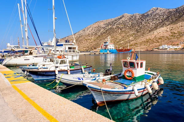 Σίφνος Ελλάδα Σεπτεμβρίου 2018 Πολύχρωμο Boas Στο Λιμάνι Των Καμαρών — Φωτογραφία Αρχείου