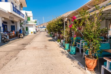 : Sifnos, Yunanistan - 10 Eylül 2018: Restoranlar ve mağazalar Kamares üzerine Sifnos Island sahil mesire.