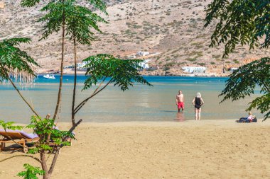 Sandy beach zümrüt ile temiz su Sifnos Island. Kamares kasaba. Yunanistan