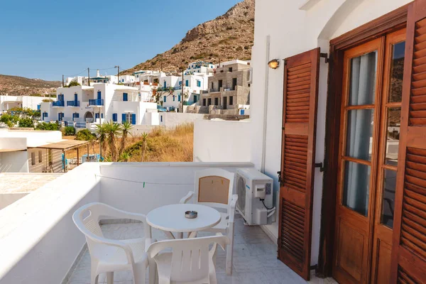 : Sifnos, Yunanistan - 10 Eylül 2018: Kamares köyde bir yaz villa teras sandalyeler tablo. Sifnos Island, Yunanistan