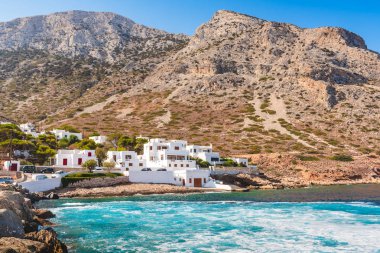Sahil Sifnos Island. Kamares köyün güzel dağlarla çevrili. Yunanistan