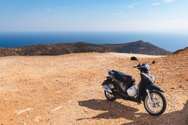 : Sifnos, Yunanistan - September12, 2018: Scooter dağın Park. Sifnos Island, Kiklad Adaları, Yunanistan
