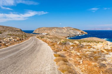 Sifnos kuzey kenarında Cheronissos Plajı'na giden yol. Cyclades Adaları, Yunanistan