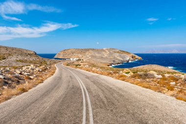 Sifnos kuzey kenarında Cheronissos Plajı'na giden yol. Cyclades Adaları, Yunanistan