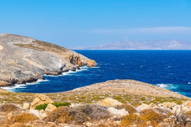 Sifnos kuzey kenarında Cheronissos köyünde deniz manzaralı. Cyclades Adaları, Yunanistan