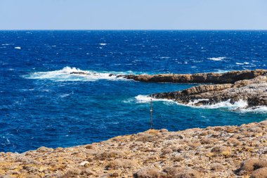 Deniz manzaralı Sifnos kuzey kenarında Cheronissos köyü yakınlarında. Cyclades Adaları, Yunanistan