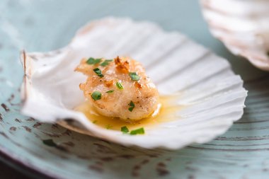 Tereyağı, sarımsak ve maydanoz ile kurutulmuş tarak shell.