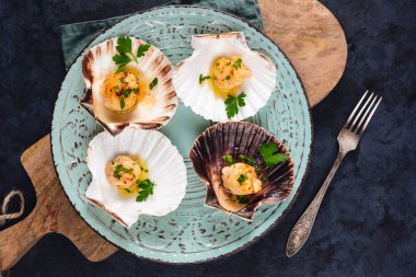 Tereyağı, sarımsak ve maydanoz ile kurutulmuş tarak shell.