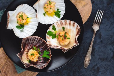 Tereyağı, sarımsak ve maydanoz ile kurutulmuş tarak shell.