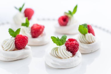 Mini Pavlova beze krema ve ahududu.