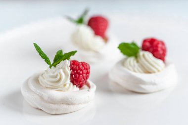 Mini Pavlova beze krema ve ahududu.