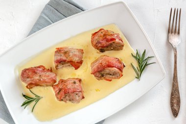 Pişmiş domuz eti bonfile domuz sarılmış ve peynir soslu rosemary ile hizmet