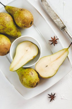 Beyaz bir arka plan üzerine bir tabak taze armut