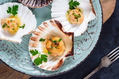 Tereyağı, sarımsak ve maydanoz ile kurutulmuş tarak shell.