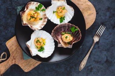 Tereyağı, sarımsak ve maydanoz ile kurutulmuş tarak shell.