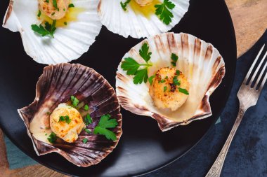 Tereyağı, sarımsak ve maydanoz ile kurutulmuş tarak shell.