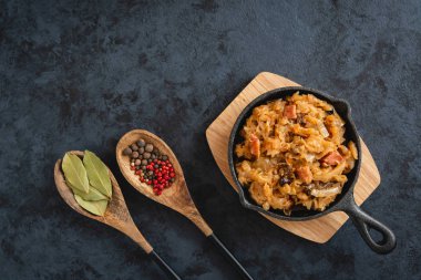 igos-geleneksel Lehçe çanak ince kıyılmış lahana turşusu ve taze lahana eti, mantar ve sosis. Yemektir Ayrıca Belarusça, Ukraynaca ve Litvanya mutfağı için geleneksel.