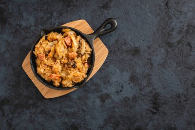 igos-geleneksel Lehçe çanak ince kıyılmış lahana turşusu ve taze lahana eti, mantar ve sosis. Yemektir Ayrıca Belarusça, Ukraynaca ve Litvanya mutfağı için geleneksel.