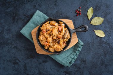 igos-geleneksel Lehçe çanak ince kıyılmış lahana turşusu ve taze lahana eti, mantar ve sosis. Yemektir Ayrıca Belarusça, Ukraynaca ve Litvanya mutfağı için geleneksel.