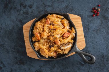 igos-geleneksel Lehçe çanak ince kıyılmış lahana turşusu ve taze lahana eti, mantar ve sosis. Yemektir Ayrıca Belarusça, Ukraynaca ve Litvanya mutfağı için geleneksel.