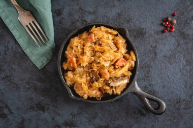 igos-geleneksel Lehçe çanak ince kıyılmış lahana turşusu ve taze lahana eti, mantar ve sosis. Yemektir Ayrıca Belarusça, Ukraynaca ve Litvanya mutfağı için geleneksel.