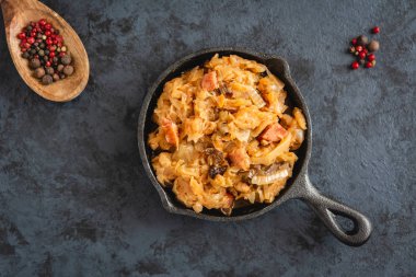 igos-geleneksel Lehçe çanak ince kıyılmış lahana turşusu ve taze lahana eti, mantar ve sosis. Yemektir Ayrıca Belarusça, Ukraynaca ve Litvanya mutfağı için geleneksel.