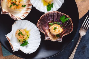 Tereyağı, sarımsak ve maydanoz ile kurutulmuş tarak shell.