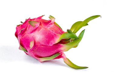 Beyaz arka planda ejderha meyvesi (Pitaya, Pitahaya) izole
