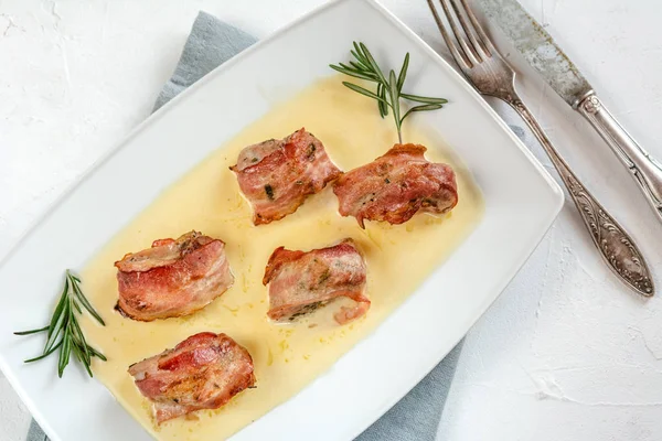 Filet Porc Cuit Enveloppé Dans Bacon Servi Dans Une Sauce — Photo