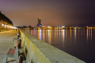 Sahil Bulvarı Gdynia geceleri. Beton mesire ana plaja yakın şehrin en bilinen yerlerden biri.
