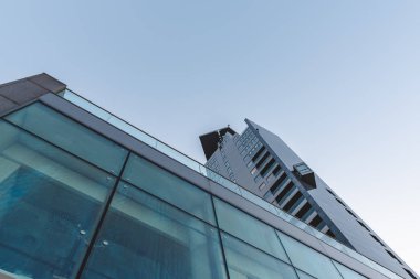 Modern mimarisi ile cam cephe mavi gökyüzünün altında. Gdynia, Polonya